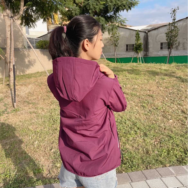 #GIORDANO佐丹奴的高機能胸前刺繡連帽外套-3