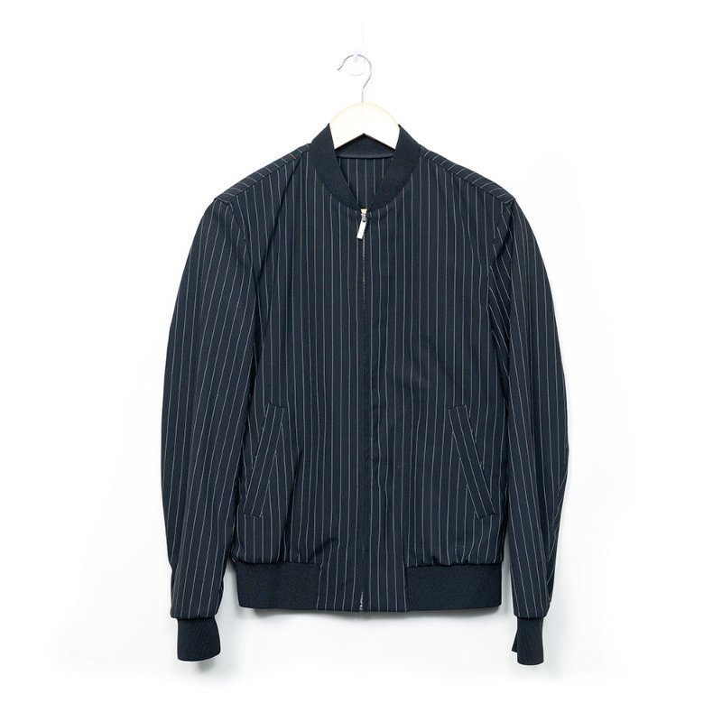 【陳喬恩私服】PEACEBIRD 後唐老鴨圖案細條紋棒球外套-1