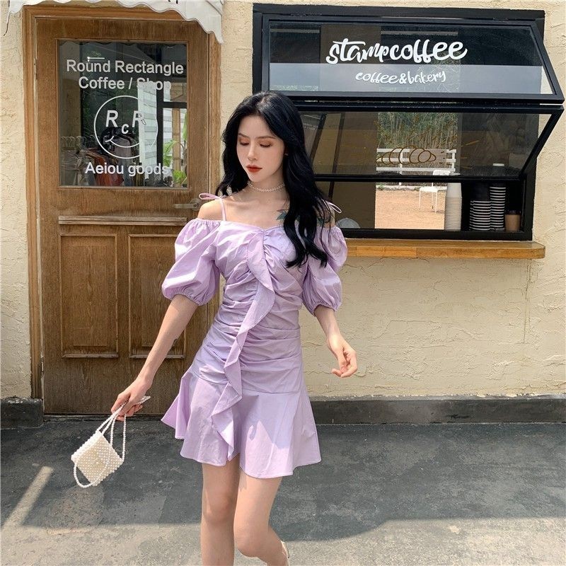 可拉露肩 肩鬆緊 綁帶 吊帶 荷葉邊 V領 魚尾裙襬 後露背 泡泡袖 蓬袖 氣質 淡紫色 香芋紫 顯瘦 洋裝 連身裙-0