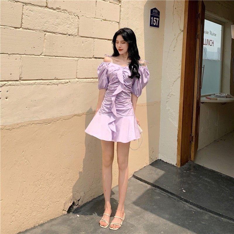 可拉露肩 肩鬆緊 綁帶 吊帶 荷葉邊 V領 魚尾裙襬 後露背 泡泡袖 蓬袖 氣質 淡紫色 香芋紫 顯瘦 洋裝 連身裙-3