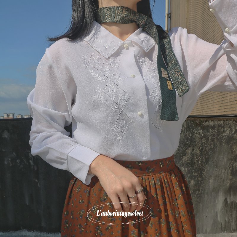 𝑳’𝒂𝒖𝒃𝒆; 菱格刺繡雕花古典襯衫-0