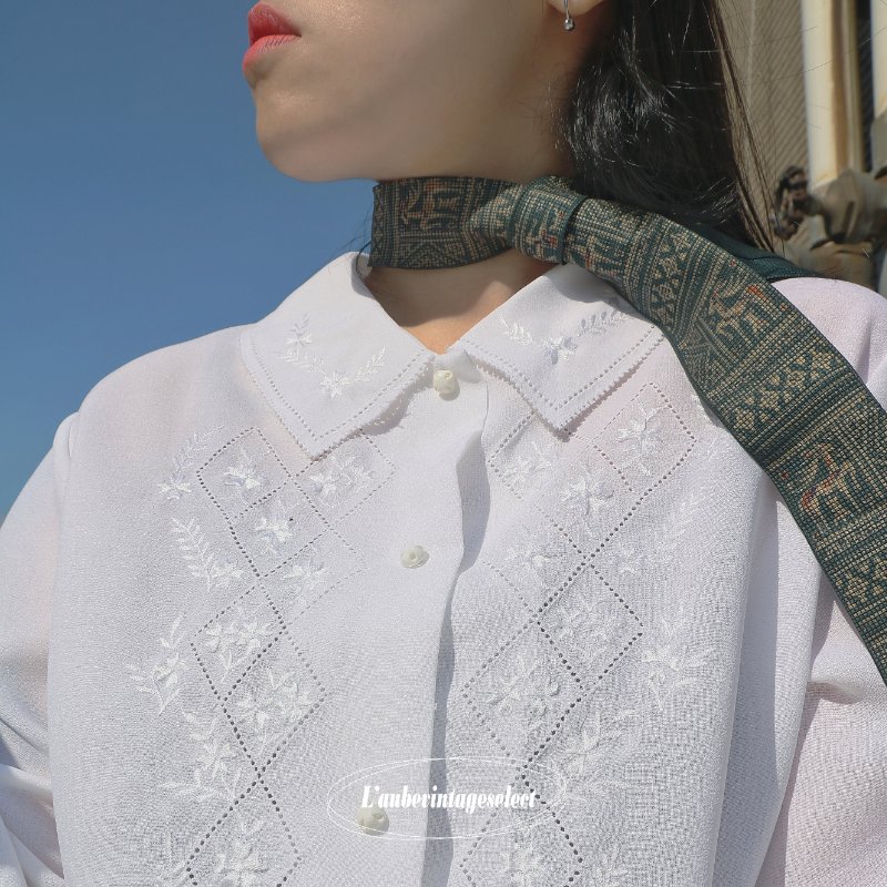 𝑳’𝒂𝒖𝒃𝒆; 菱格刺繡雕花古典襯衫-1