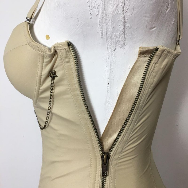 【春姍古著】187-瑪登瑪朵 S號 奶茶色馬甲 搖滾風-4