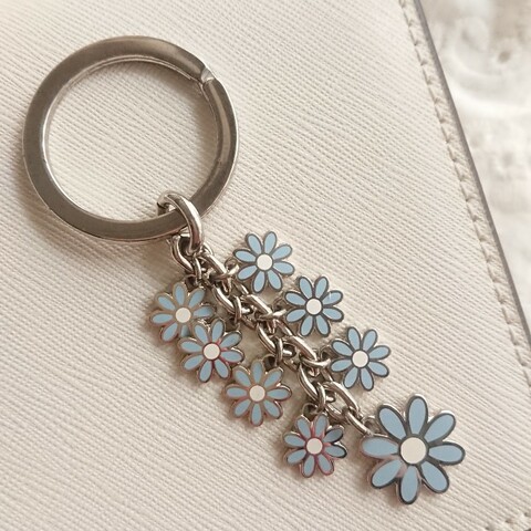 美國㊣ COACH 塘瓷藍小雛菊小花鑰匙圈/包包吊飾