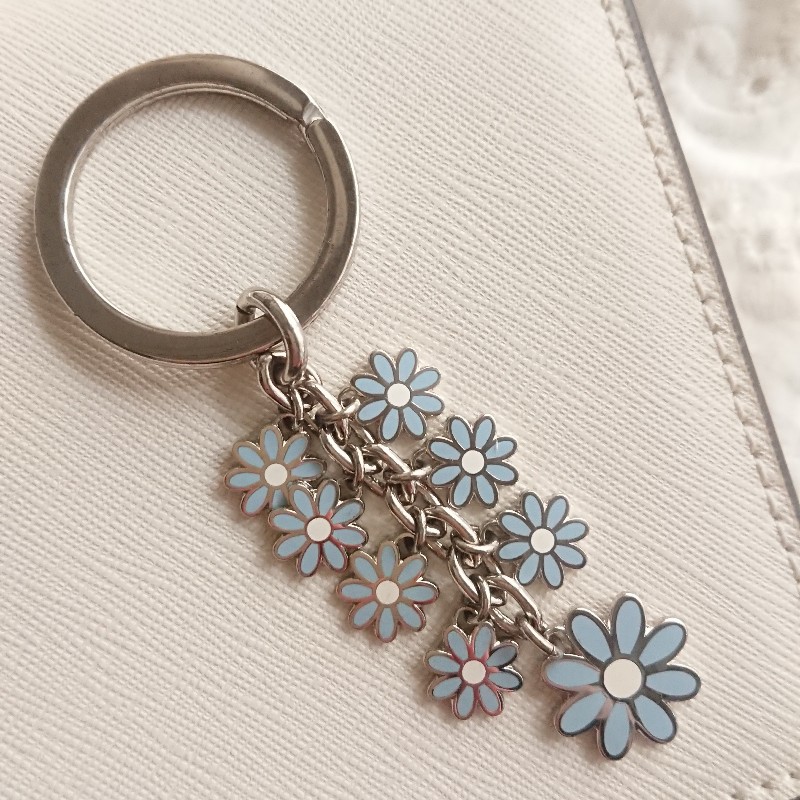 美國㊣ COACH 塘瓷藍小雛菊小花鑰匙圈/包包吊飾-0