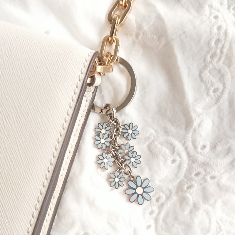 美國㊣ COACH 塘瓷藍小雛菊小花鑰匙圈/包包吊飾-2