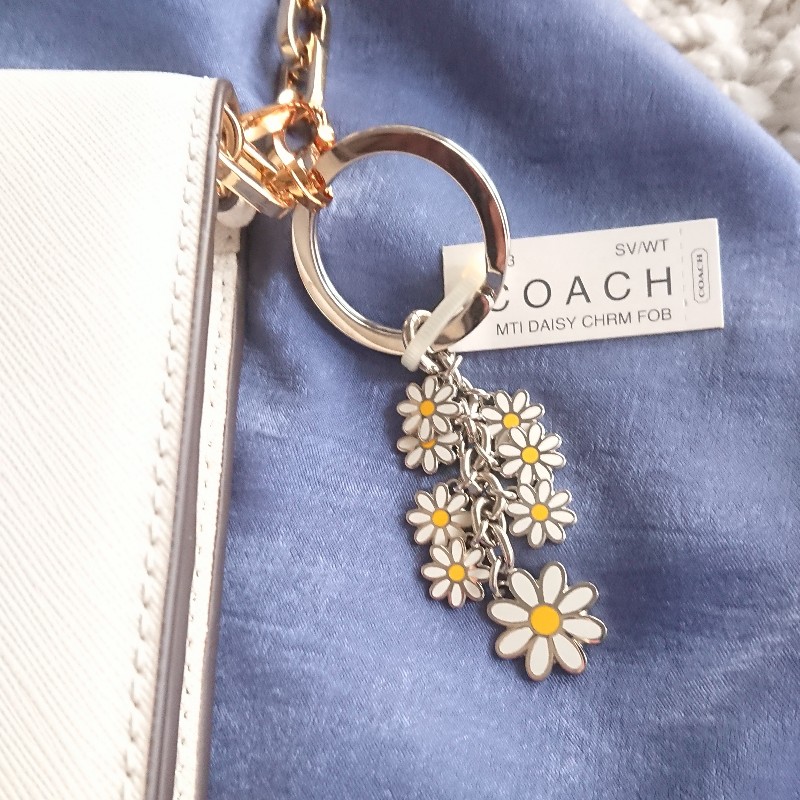美國㊣ COACH 塘瓷白小雛菊小花鑰匙圈/包包吊飾-0