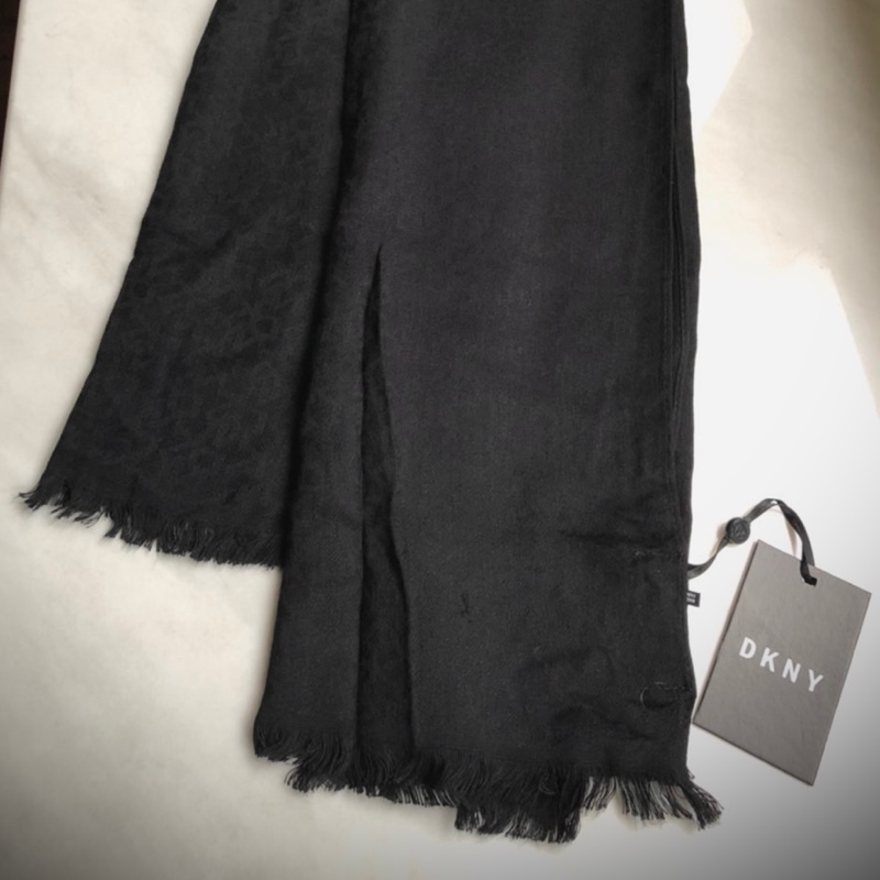 DKNY絲滑質感黑色LOGO圍巾（全新）-0