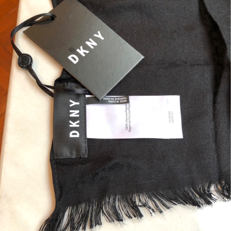 DKNY絲滑質感黑色LOGO圍巾（全新）-1