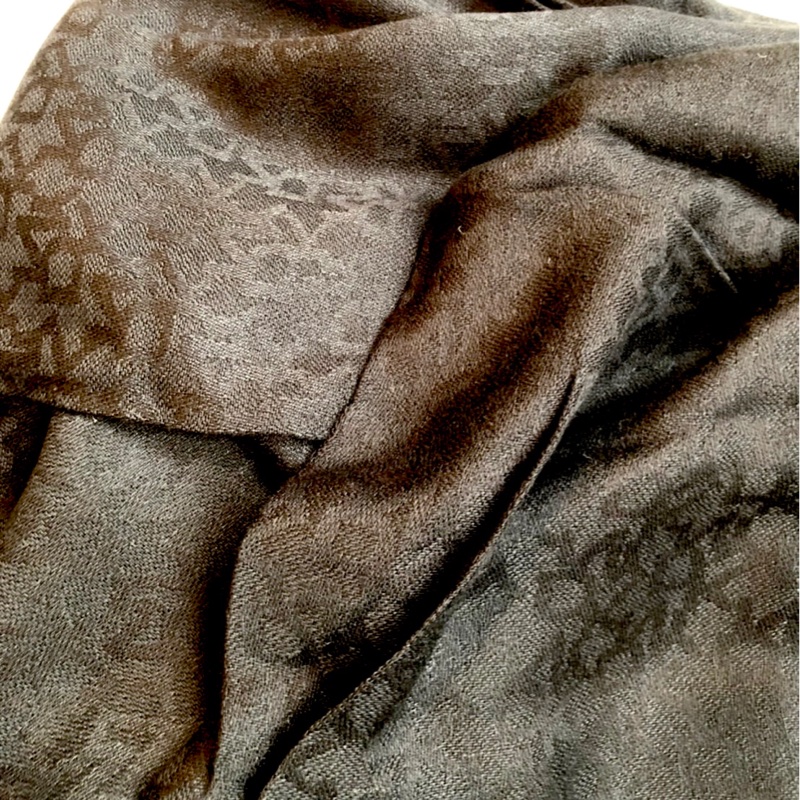 DKNY絲滑質感黑色LOGO圍巾（全新）-2