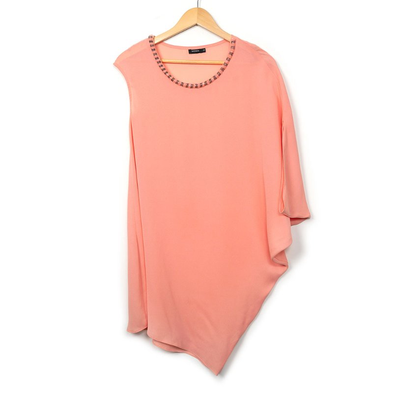 【季芹私服】MOMA 粉橘色珠鍊滾邊領口不對稱設計長版上衣-0