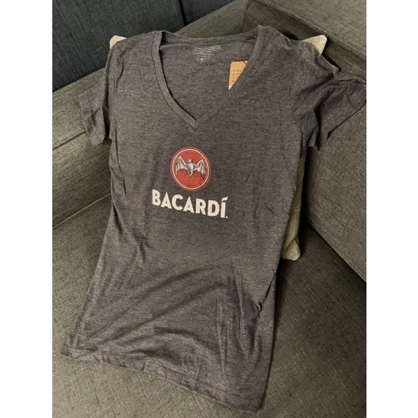 BACARDI 百加得🇨🇦|紅蝙蝠V領灰色短T🦇-1