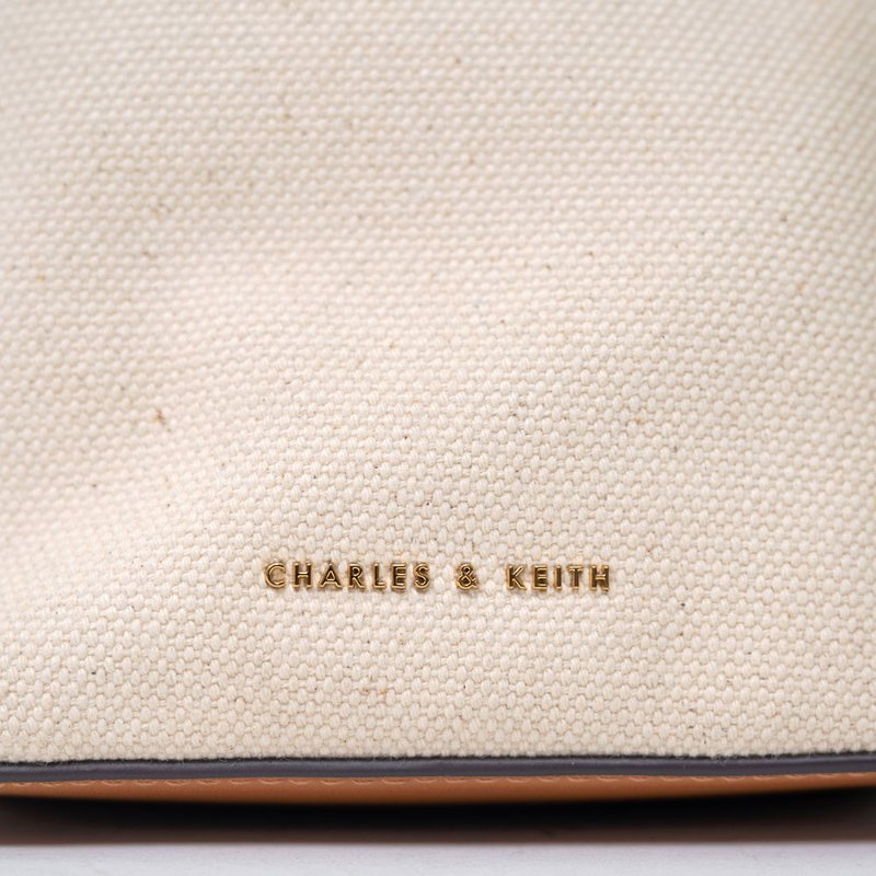 【張若妤私服】CHARLES & KEITH 編織提把帆布水桶包-4