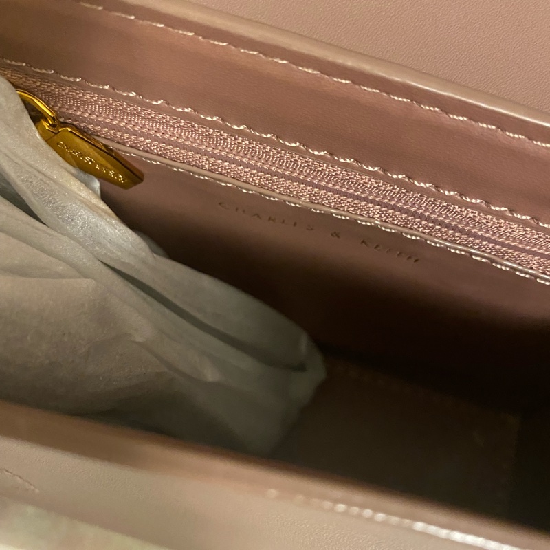 ⭐️ 全新標籤附背帶～CHARLES & KEITH 小ck 蝴蝶結金屬手提包（粉紫）可手提、側背❤️萊爾富免運費-2