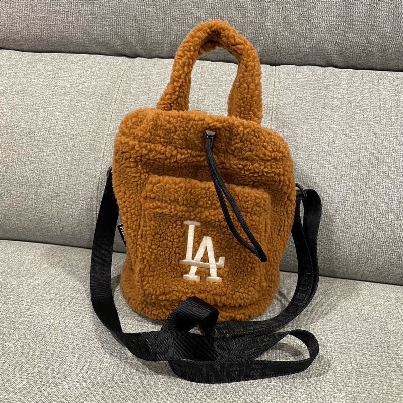 降價囉! MLB羊羔毛水桶包 抽帶單肩水桶包 小挎包 羊羔毛手提包 兩用包-0