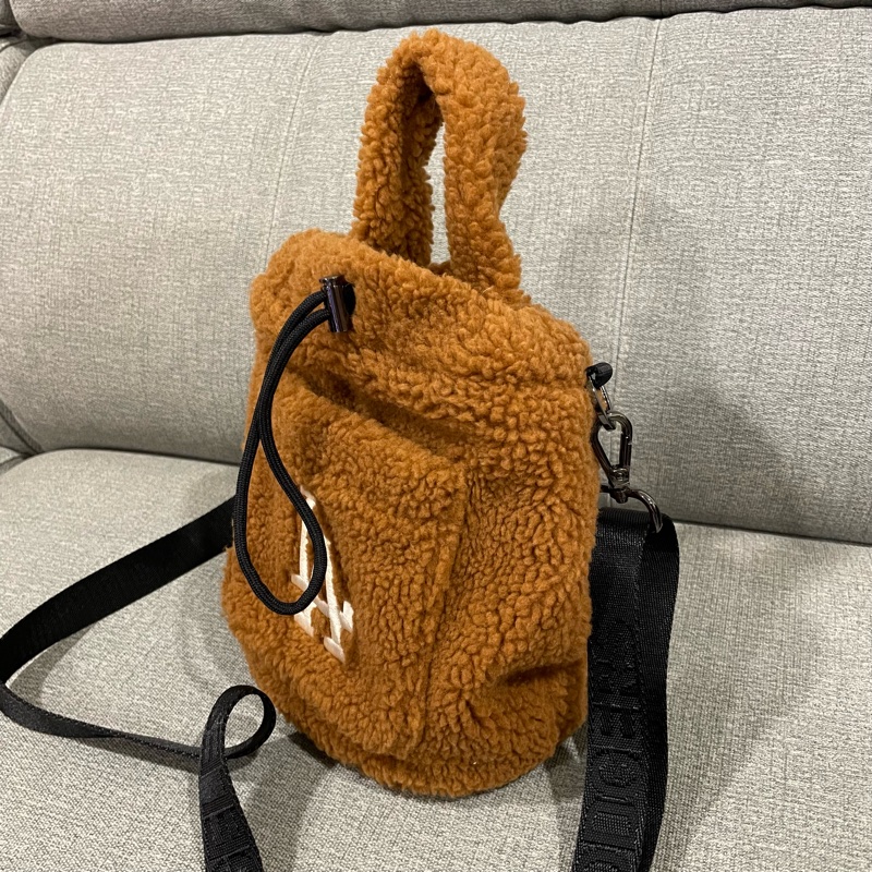 降價囉! MLB羊羔毛水桶包 抽帶單肩水桶包 小挎包 羊羔毛手提包 兩用包-1