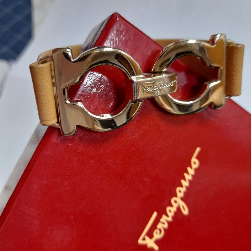 Salvatore Ferragamo經典金色皮質 LOGO手環-0