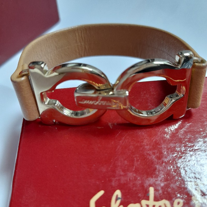 Salvatore Ferragamo經典金色皮質 LOGO手環-1