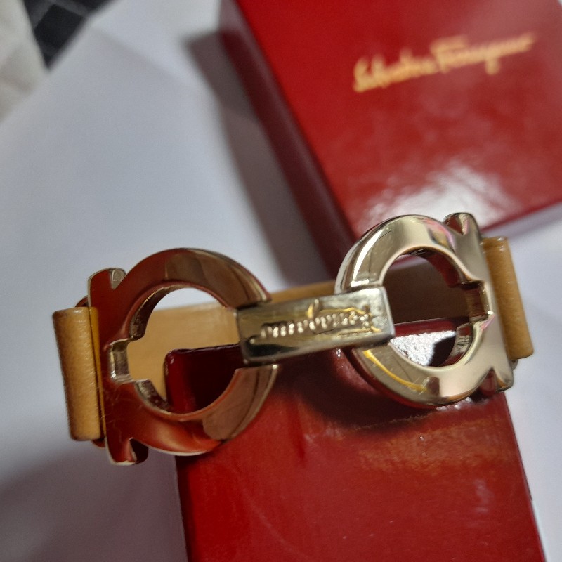 Salvatore Ferragamo經典金色皮質 LOGO手環-2