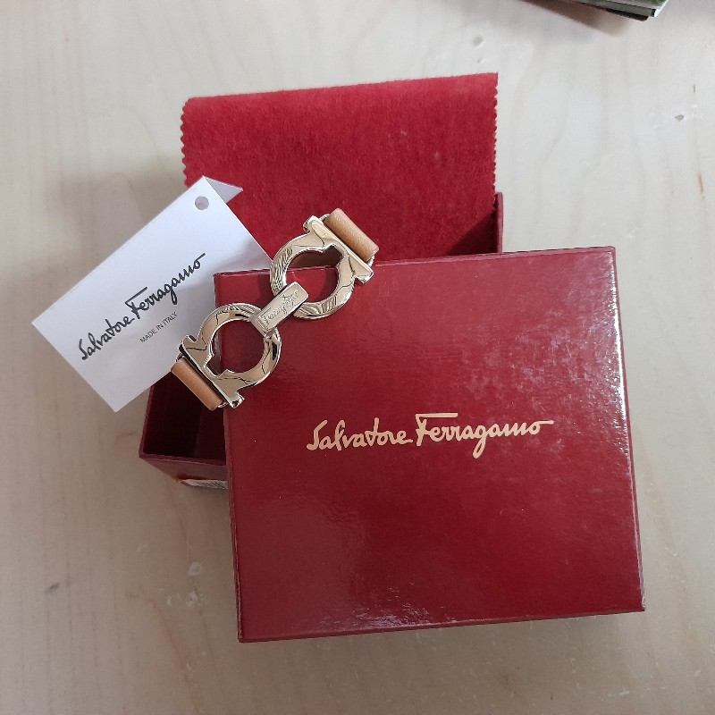 Salvatore Ferragamo經典金色皮質 LOGO手環-3