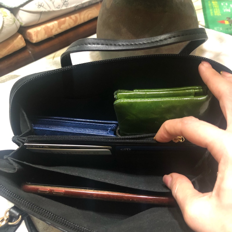 正版三麗鷗 Hello Kitty 黑色 手拿包 小包 二手-8