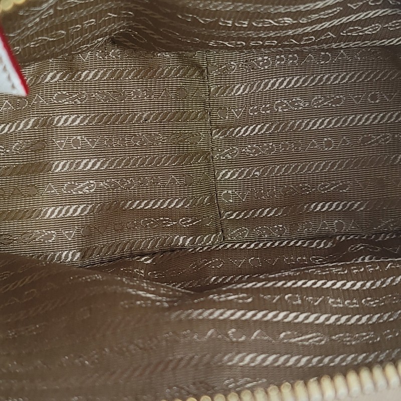 [正品名牌包 ] PRADA 經典三角浮雕LOGO手提包-3