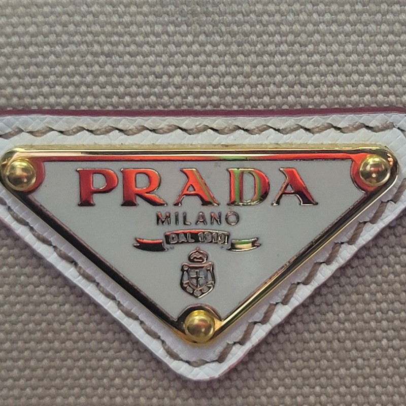 [正品名牌包 ] PRADA 經典三角浮雕LOGO手提包-6