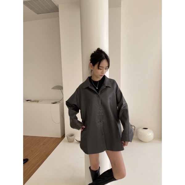免運 Dongnt.co 自訂皮襯衫🔖 碳灰 湯湯家 Dong Studio 碳灰色自訂款皮質翻領長袖襯衫上衣外套 炭灰色深灰色鐵灰色 炭灰鐵灰皮革皮料質感皮衣歐膩時尚小姐姐襯衫外套-0