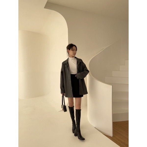 免運 Dongnt.co 自訂皮襯衫🔖 碳灰 湯湯家 Dong Studio 碳灰色自訂款皮質翻領長袖襯衫上衣外套 炭灰色深灰色鐵灰色 炭灰鐵灰皮革皮料質感皮衣歐膩時尚小姐姐襯衫外套-1