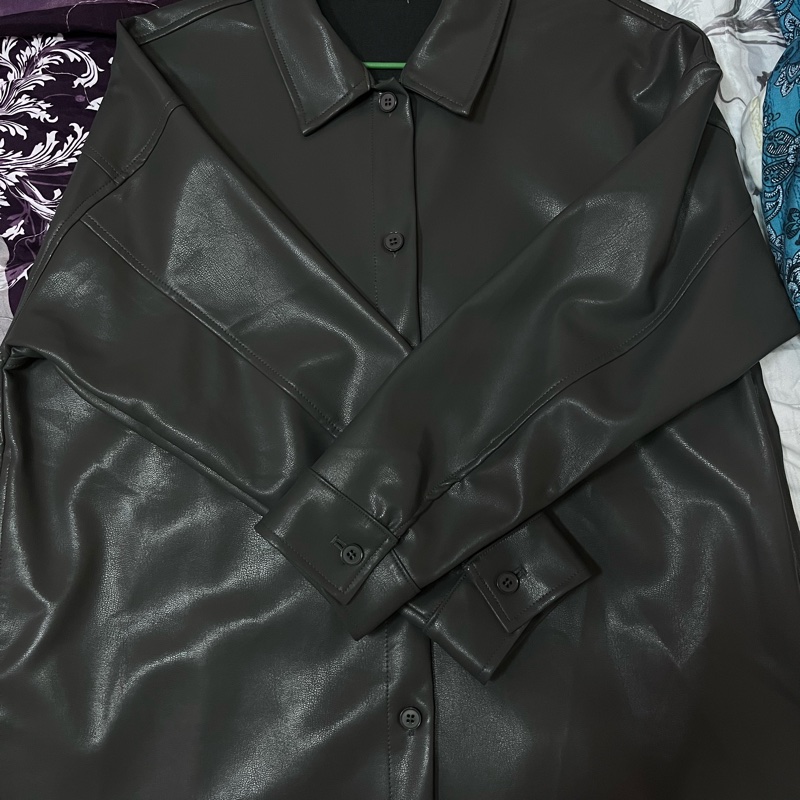 免運 Dongnt.co 自訂皮襯衫🔖 碳灰 湯湯家 Dong Studio 碳灰色自訂款皮質翻領長袖襯衫上衣外套 炭灰色深灰色鐵灰色 炭灰鐵灰皮革皮料質感皮衣歐膩時尚小姐姐襯衫外套-2