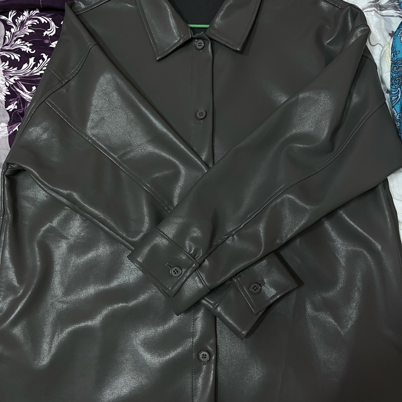 免運 Dongnt.co 自訂皮襯衫🔖 碳灰 湯湯家 Dong Studio 碳灰色自訂款皮質翻領長袖襯衫上衣外套 炭灰色深灰色鐵灰色 炭灰鐵灰皮革皮料質感皮衣歐膩時尚小姐姐襯衫外套-3
