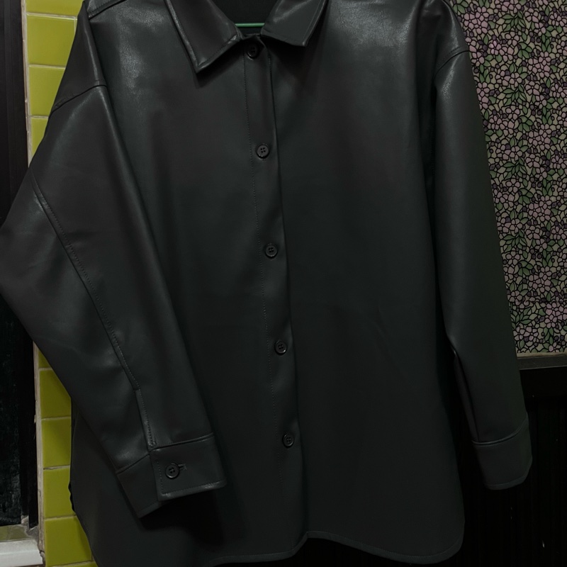 免運 Dongnt.co 自訂皮襯衫🔖 碳灰 湯湯家 Dong Studio 碳灰色自訂款皮質翻領長袖襯衫上衣外套 炭灰色深灰色鐵灰色 炭灰鐵灰皮革皮料質感皮衣歐膩時尚小姐姐襯衫外套-4