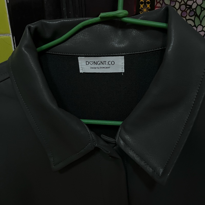 免運 Dongnt.co 自訂皮襯衫🔖 碳灰 湯湯家 Dong Studio 碳灰色自訂款皮質翻領長袖襯衫上衣外套 炭灰色深灰色鐵灰色 炭灰鐵灰皮革皮料質感皮衣歐膩時尚小姐姐襯衫外套-5