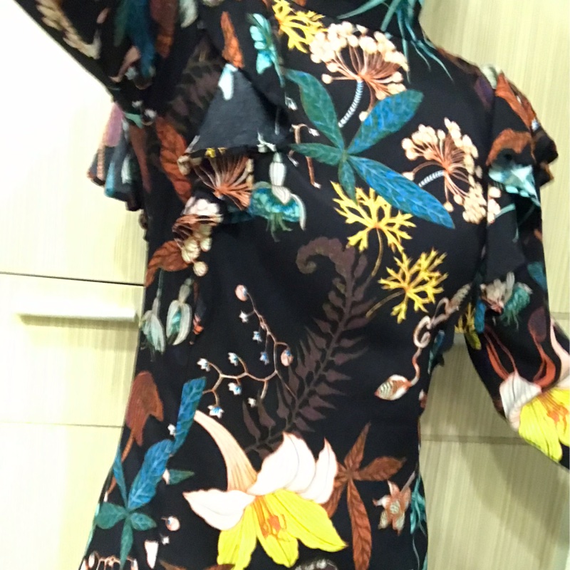 歐美風 荷葉滾邊雪紡時尚立領復古經典連身洋裝黑花百合薔薇 露背造型 優雅出色-0