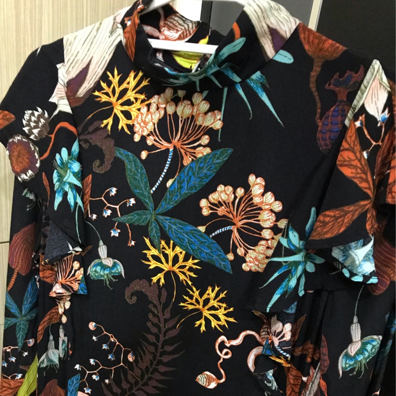 歐美風 荷葉滾邊雪紡時尚立領復古經典連身洋裝黑花百合薔薇 露背造型 優雅出色-1