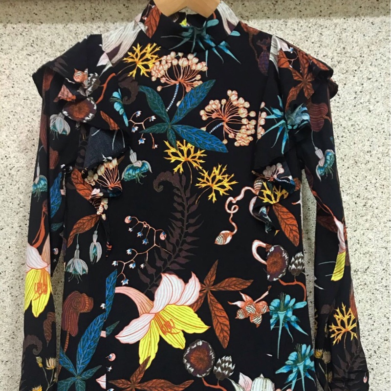 歐美風 荷葉滾邊雪紡時尚立領復古經典連身洋裝黑花百合薔薇 露背造型 優雅出色-2