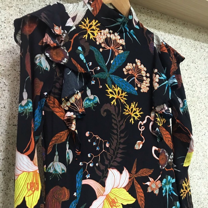 歐美風 荷葉滾邊雪紡時尚立領復古經典連身洋裝黑花百合薔薇 露背造型 優雅出色-3