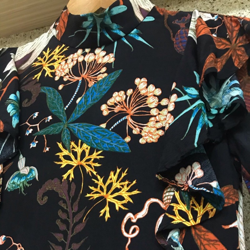 歐美風 荷葉滾邊雪紡時尚立領復古經典連身洋裝黑花百合薔薇 露背造型 優雅出色-4