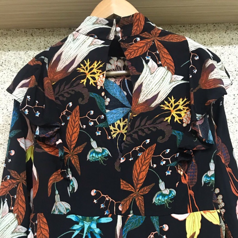 歐美風 荷葉滾邊雪紡時尚立領復古經典連身洋裝黑花百合薔薇 露背造型 優雅出色-5