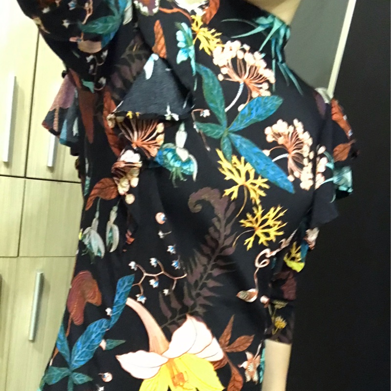 歐美風 荷葉滾邊雪紡時尚立領復古經典連身洋裝黑花百合薔薇 露背造型 優雅出色-6