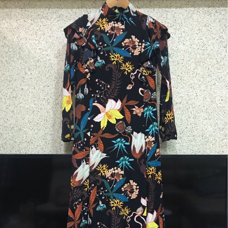 歐美風 荷葉滾邊雪紡時尚立領復古經典連身洋裝黑花百合薔薇 露背造型 優雅出色-7