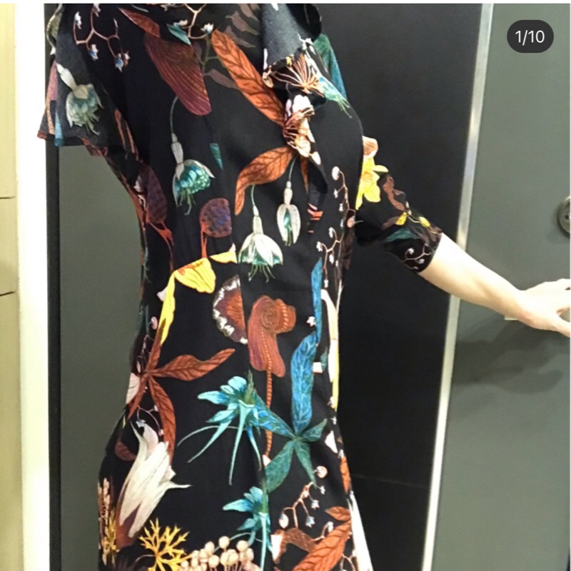 歐美風 荷葉滾邊雪紡時尚立領復古經典連身洋裝黑花百合薔薇 露背造型 優雅出色-8