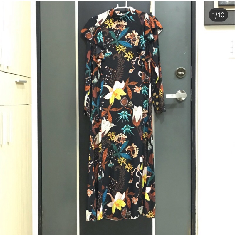 歐美風 荷葉滾邊雪紡時尚立領復古經典連身洋裝黑花百合薔薇 露背造型 優雅出色-9