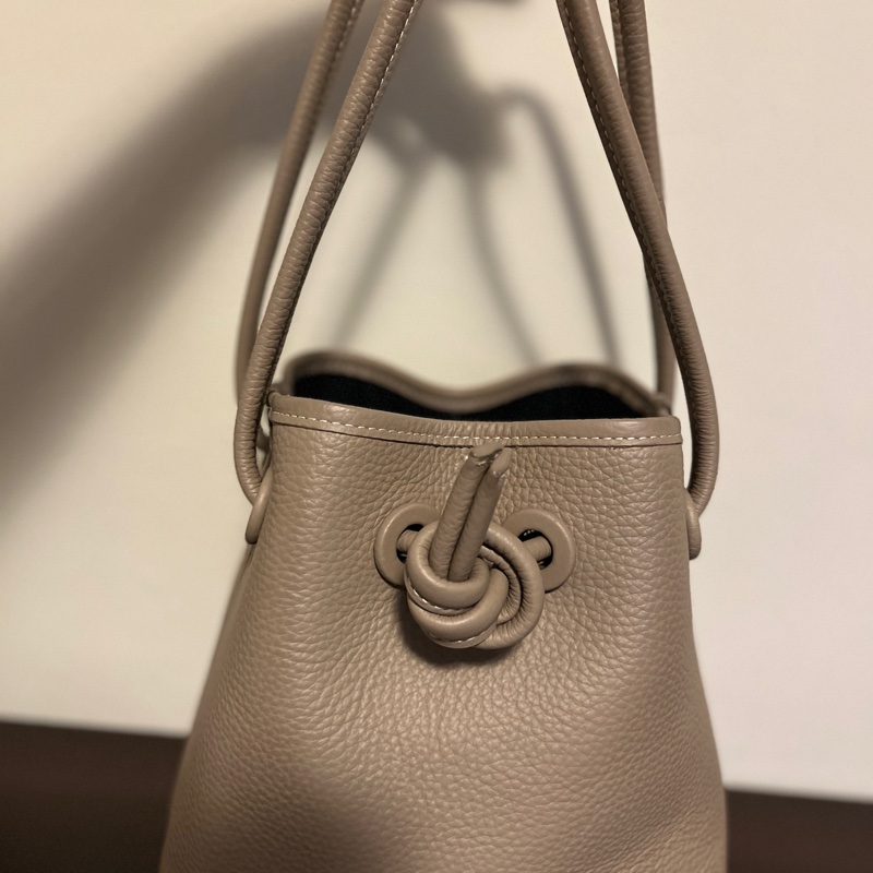 類似日本vasic bond bag 中款 大象灰紐結水桶包~ 真皮 真皮的喔-0