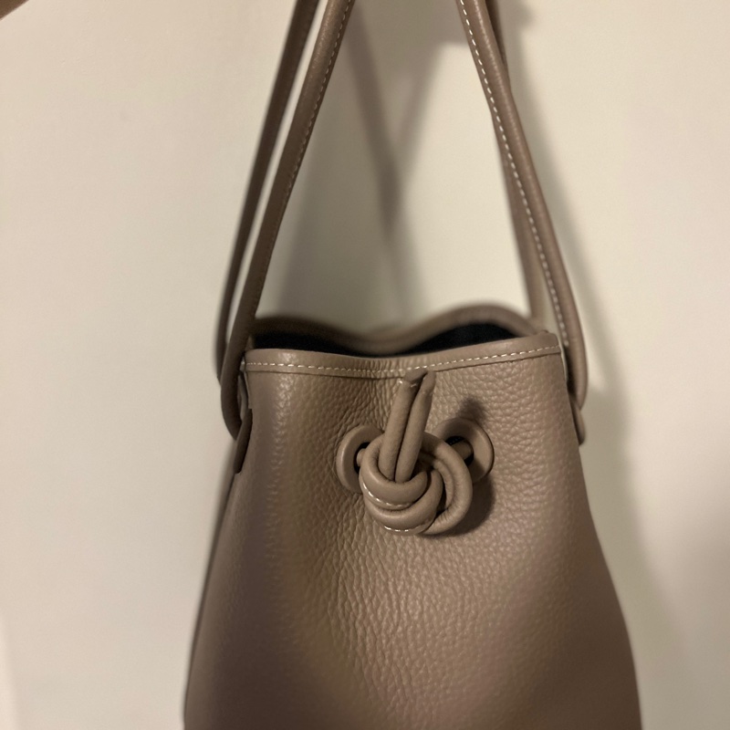 類似日本vasic bond bag 中款 大象灰紐結水桶包~ 真皮 真皮的喔-1