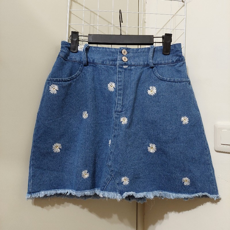 正韓 小雛菊 刺繡 牛仔短裙 褲裙 安全褲內裡設計 雙扣 鬆緊-0