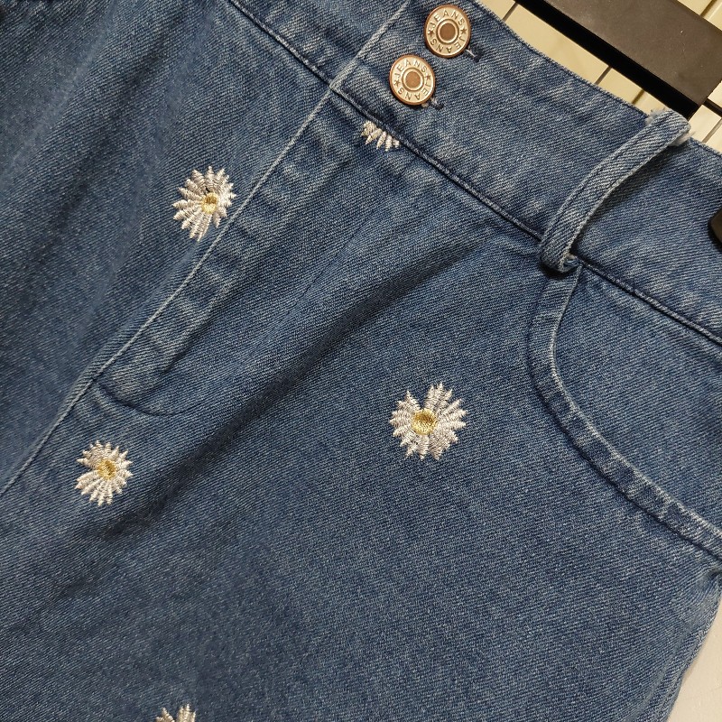 正韓 小雛菊 刺繡 牛仔短裙 褲裙 安全褲內裡設計 雙扣 鬆緊-1