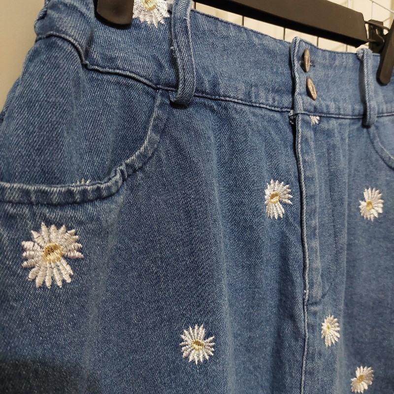 正韓 小雛菊 刺繡 牛仔短裙 褲裙 安全褲內裡設計 雙扣 鬆緊-2