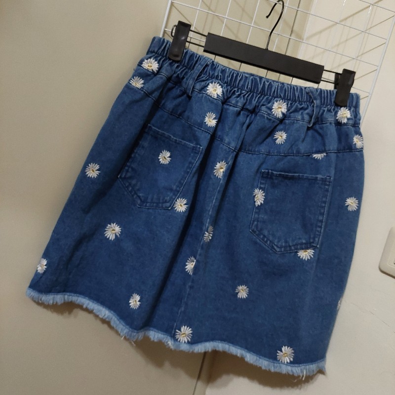 正韓 小雛菊 刺繡 牛仔短裙 褲裙 安全褲內裡設計 雙扣 鬆緊-3