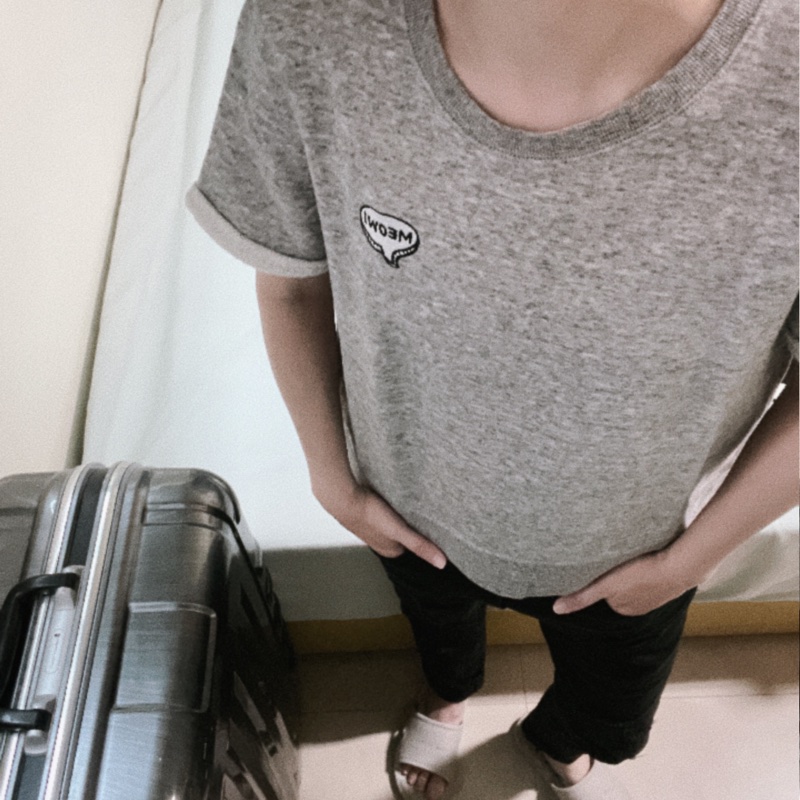 韓系石灰款 MEOW!刺繡 小短版上衣-0